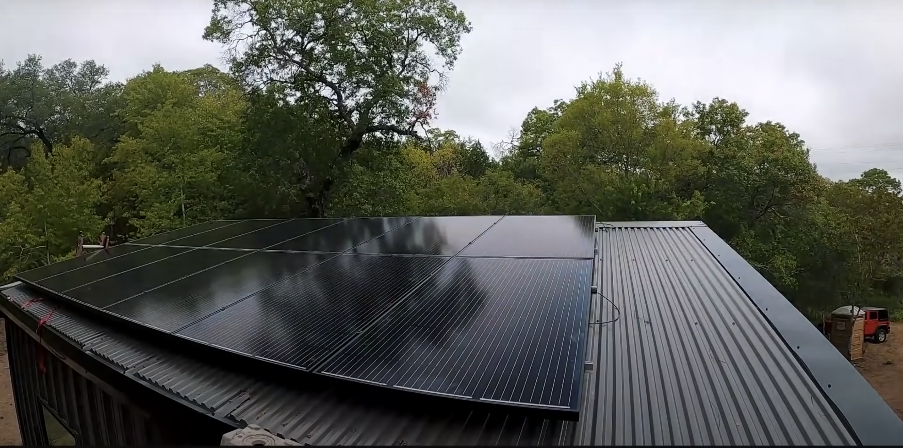 Off-Grid vs. Grid-Tied Solar: What Homeowners Need to Know